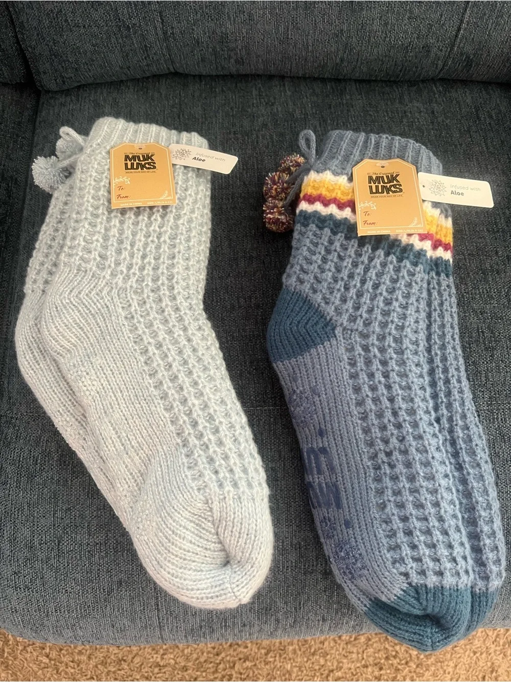 New With Tags Women’s Muk Luks Slipper Socks Pom Pom L/XL Grey & Blue 2 Pairs